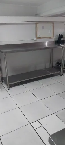 Bancada em inox sob medida, padrão profissional..190 cm (C) × 75 cm (L) × 100 de altura. 