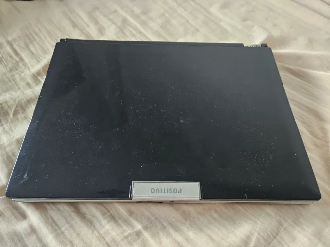 Notebook Positivo (bom para quem quer retirar peças)