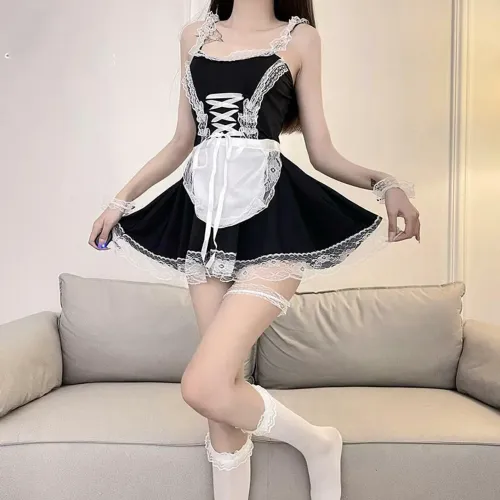 Fantasia empregada com detalhes em renda