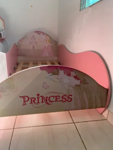 Cama e penteadeira infantil da Barbie