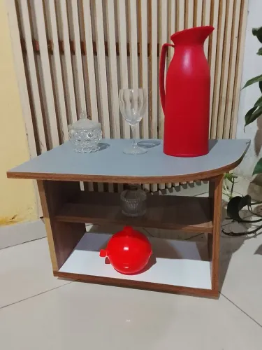 Mesinha de centro diferenciada com detalhes no tampo
