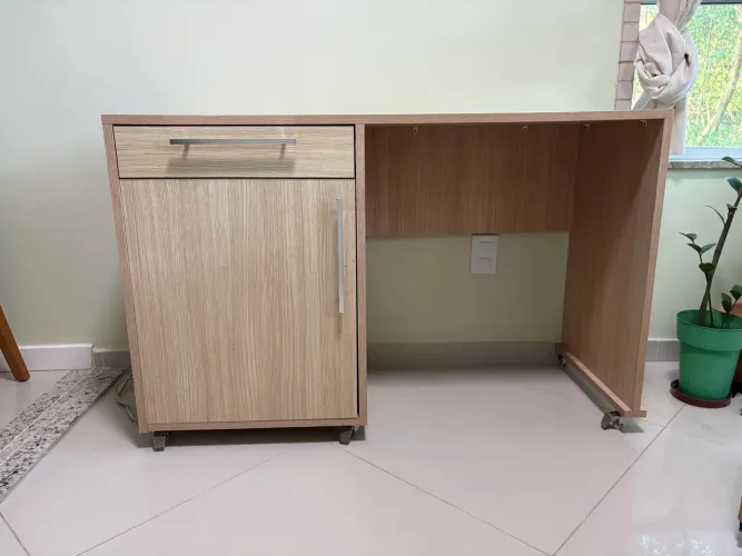 Escrivaninha compacta e funcional com gaveta