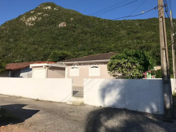 Casa na Praia da Armação do Pântano do Sul - 03 Dormitórios