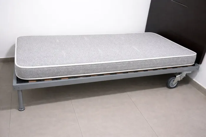 Cama de solteiro Tok&Stok com rodas 