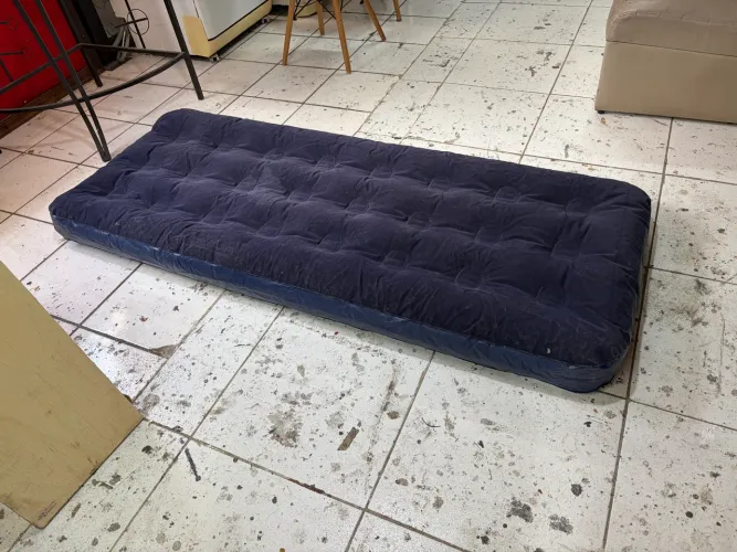 Colchão inflável de solteiro com detalhe
