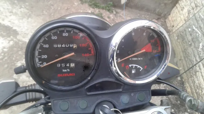 Vendo uma motocicleta Suzuki en yes 125 azul ano 2013 dcmt em dia R$ 8.000 leia o anúncio