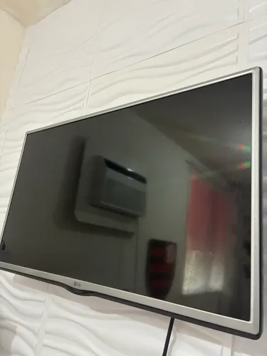 Televisão LG 32 polegadas com pequeno defeito