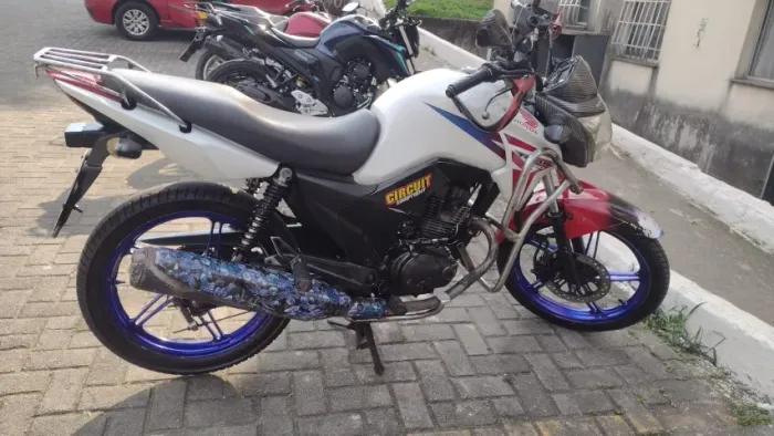 Vendo ou troco - Titan 150cc Capitão América - personalizada