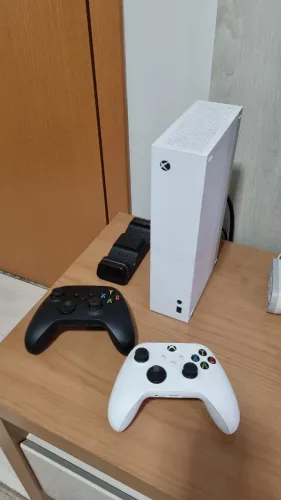 X-box Series S - 2 controles