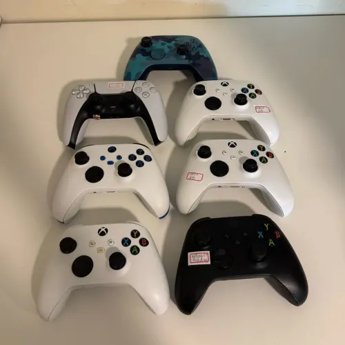 Lote com 7 controles de Xbox Series S e PS5, todos originais e testados.