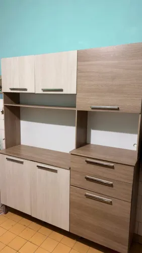 Armário de cozinha com prateleiras