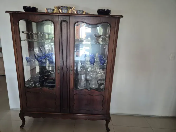 Cristaleira Antiga em Madeira - Elegância e Qualidade