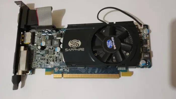 Placa de Video Sapphire-Radeon-HD-5570-Video-Card.jpg
