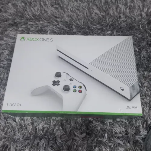 Xbox one S 1TB + 2 controles