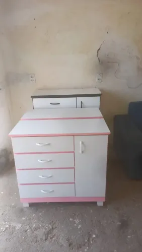 Vende se cômoda branca com rosa de quatro gaveta e uma sapateira do lado