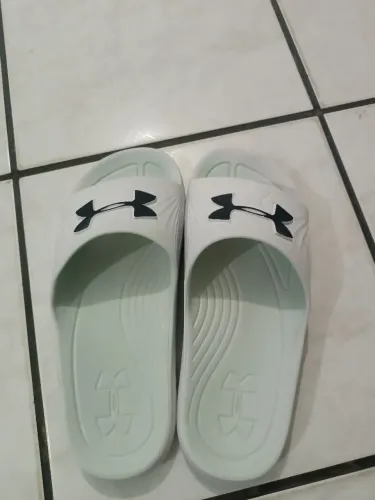 Chinela da Under Armour Original semi-nova.