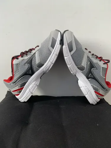Mizuno Cinza com Detalhes Vermelhos