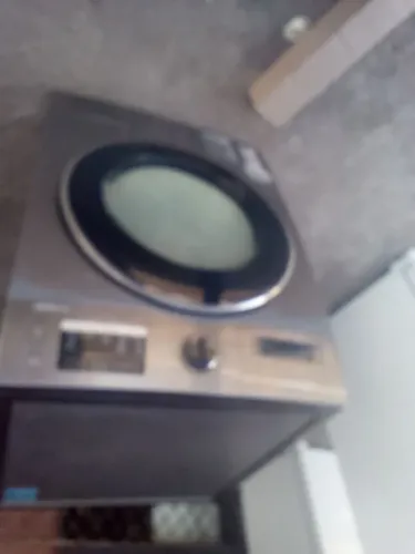 Máquina de lavar roupa lava e seca