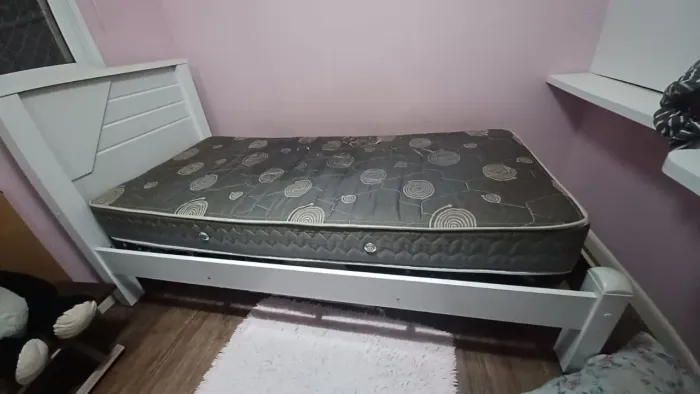 Cama de solteiro com colchão 