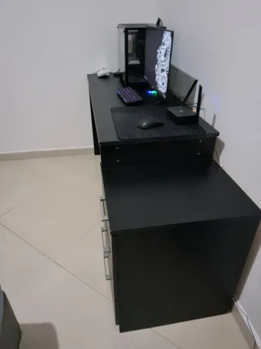 Escrivaninha Preta 173x54 cm - R$ 100<br>