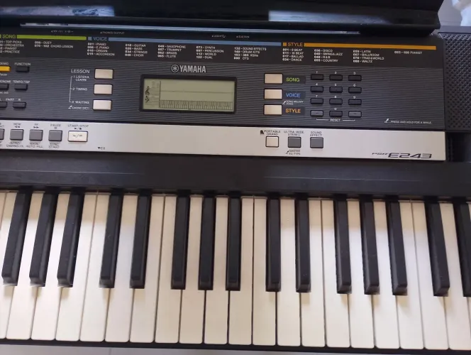 Teclado Yamaha PSR-E243