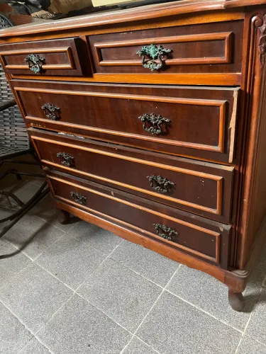 Este objeto é uma cômoda de madeira maciça
