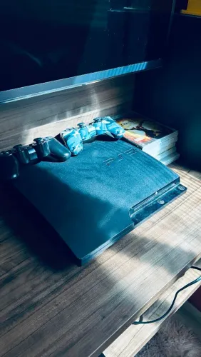 Vendo ps3 atualizado com 10 jogos e dois controles