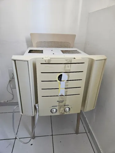 Ar-condicionado de janela (usado)