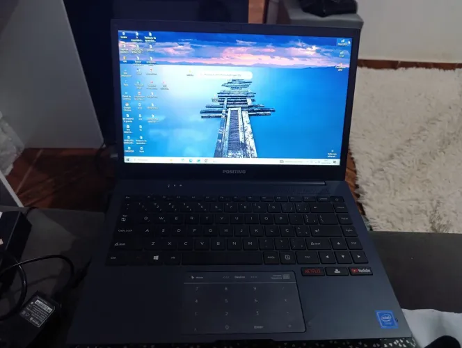 Notebook positivo com botão de acesso Netflix e YouTube fácil acesso funcionando