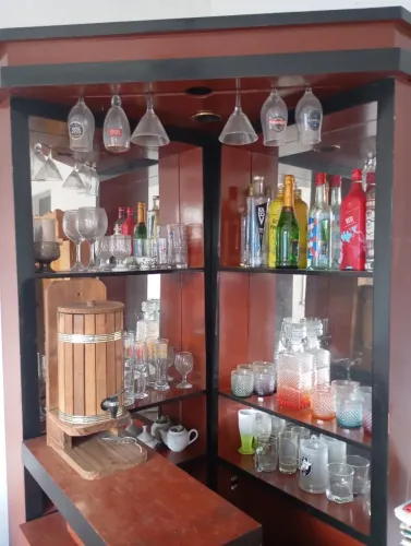 Bar com entrada pra luminária. Todo em madeira. Acompanha um balcão e banqueta. Lindo.alta
