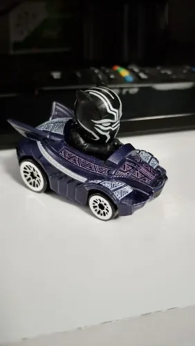Miniatura Pantera Negra Race Verse