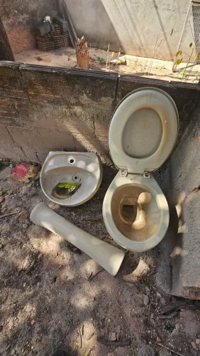 Conjunto pia e vaso sanitário