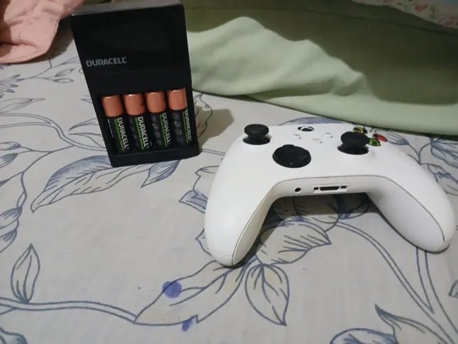 Controle xbox series s + 4 pilhas recarregáveis duracell com carregador