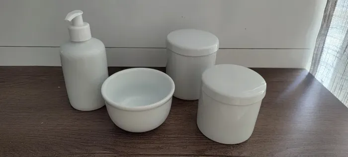 Kit de higiene para bebê em porcelana branca