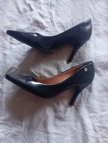 Sapato scarpin preto em verniz Vizzano número 39