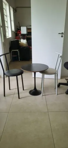 Mesa baixa (base móvel) com duas cadeirinhas