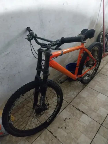 bike aro 26 com alguns detalhes pra ser reparado, quadro de aluminio