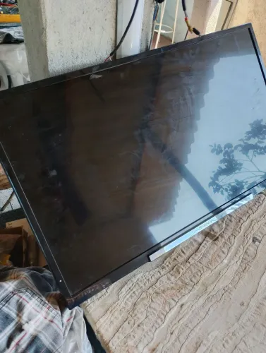 Tv Sony KDL 32R425A, com tela quebrada, na ta ligando
