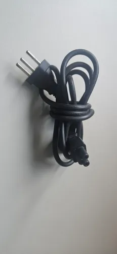 Cabo de força tripolar com conector tipo C5 (conhecido popularmente como "mickey") 