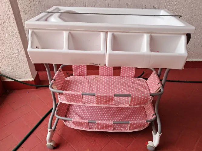Banheira para bebê recém nascido com prateleiras e rodinhas 