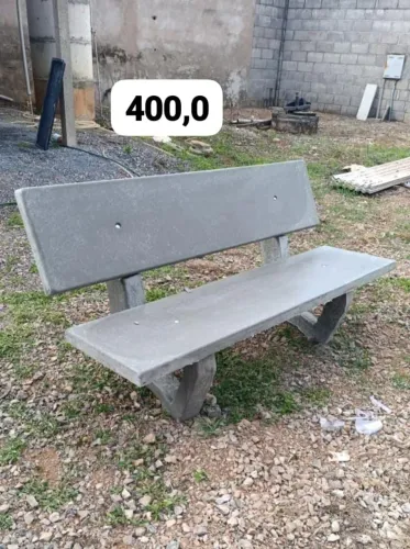 Bancos e mesas de concreto.