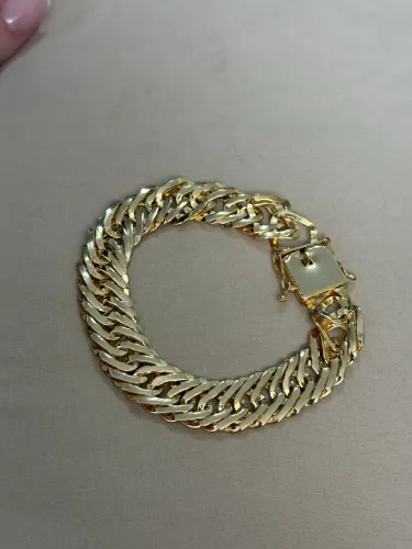 Pulseira feita em moeda banhada a ouro 