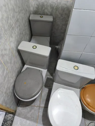 3x vasos sanitários, pias e colunas