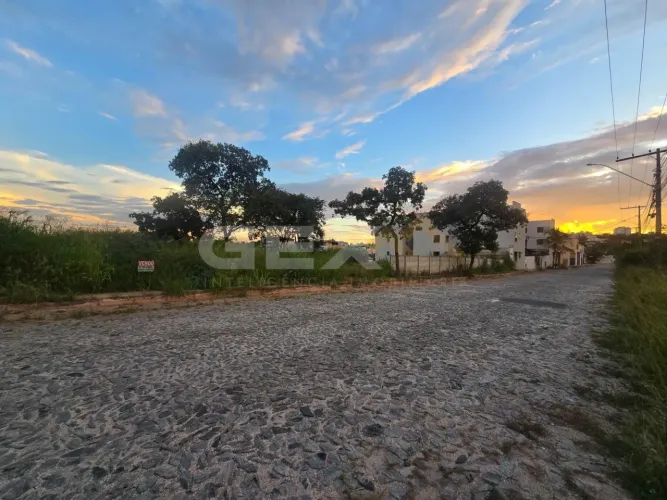 Terreno à Venda com 300m² no Bairro Bom Pastor em Divinópolis MG.