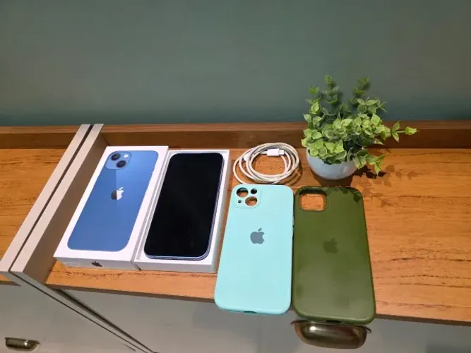 iPhone 13 128GB Azul Completo na Caixa + 2 Capas e Cabo
