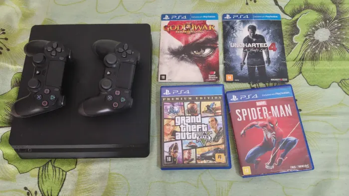 Ps4 slim 500gb com 2 controles e 4 jogos