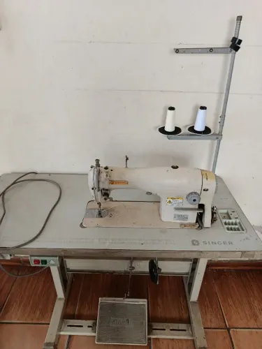 Máquina de Costura Reta Industrial Singer
