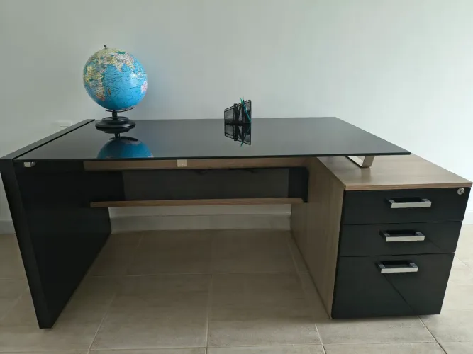 Mesa para escritório com detalhes em laca côr preta,  tampo em vidro preto temperado. 