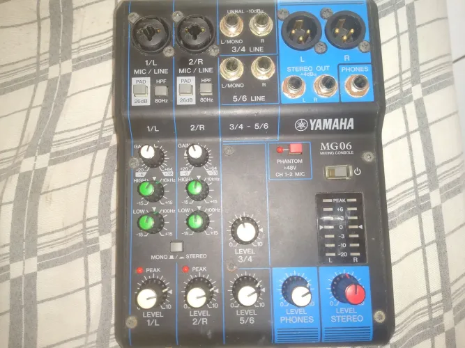 Mesa de som semi nova Yamaha 6 canais no precinho