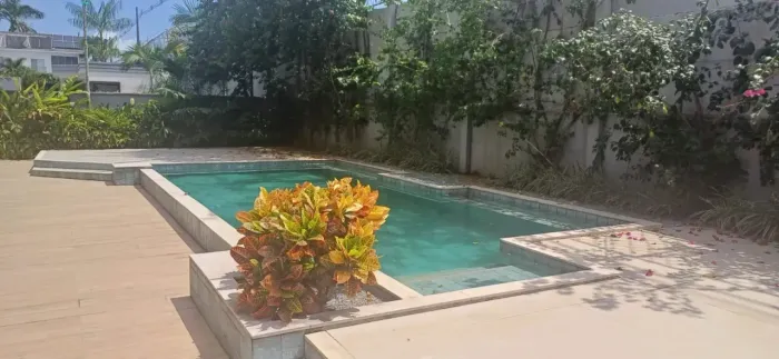 VENDE-SE SUNTUOSA MANSÃO NO CONDOMÍNIO ÁGUA CRISTAL.